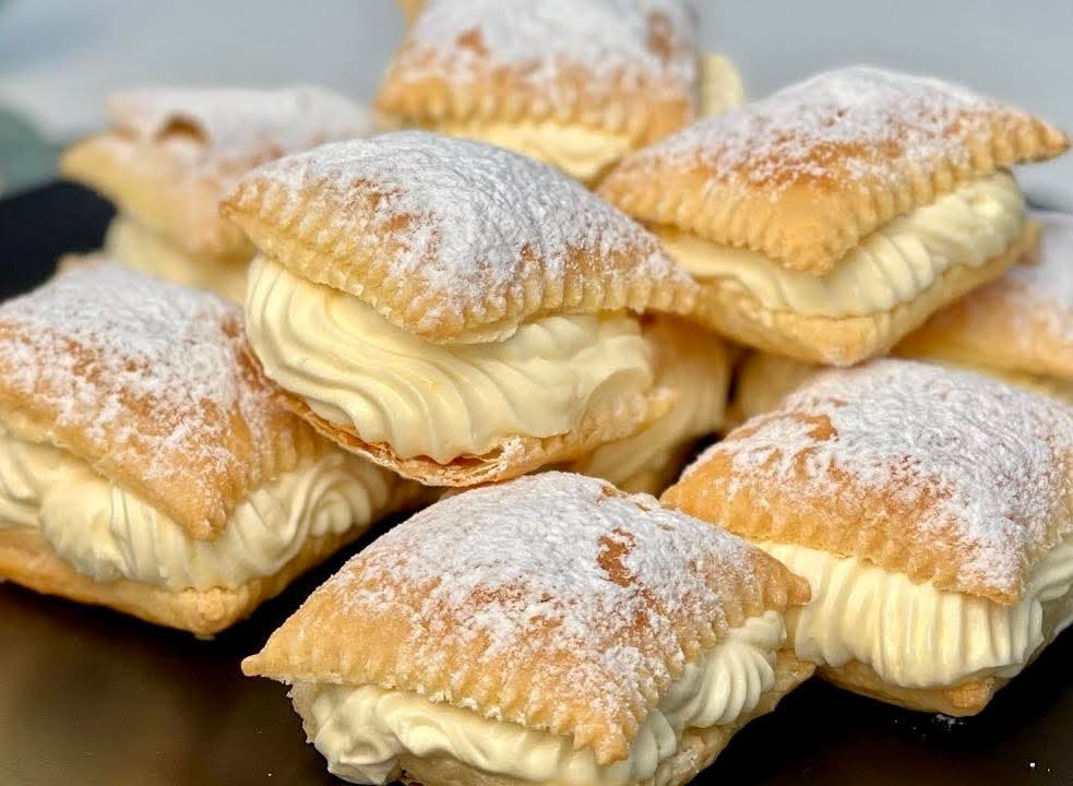 PREDIVNE SLATKE POGAČICE: Najbolji kremast fil, a korica hrskava!