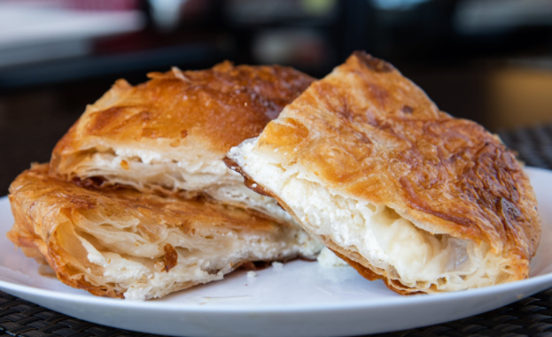 Ovako se sprema u turskoj po tradicionalnom receptu: Burek pita sa sirom od samo 4 sastojka