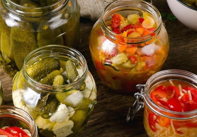 OVAJ STARINSKI RECEPT ZA TURŠIJU NEMA KONKURENCIJU: Ako je ovako spremite, trajaće vam do PROLJEĆA