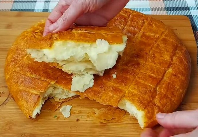 POGAČA KOJA JE HRSKAVA SPOLJA, A UNUTRA SE LISTA KAO BUREK: Baka je pravi od jeftinih sastojaka, a ukus se NE ZABORAVLJA
