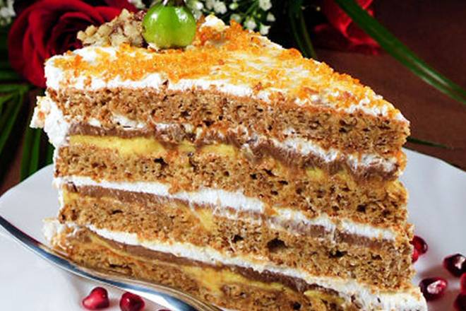 PRVA LJUBAV: Kremasta torta sa orasima i lješnjacima