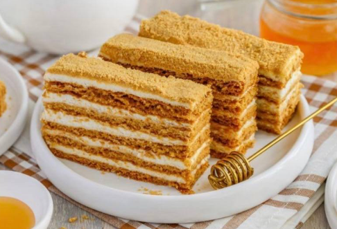 NAJUKUSNIJI RECEPT ZA DESERT KOJI SE TOPI U USTIMA: Medena torta koja baš NIKOG NEĆE OSTAVITI RAVNODUŠNIM