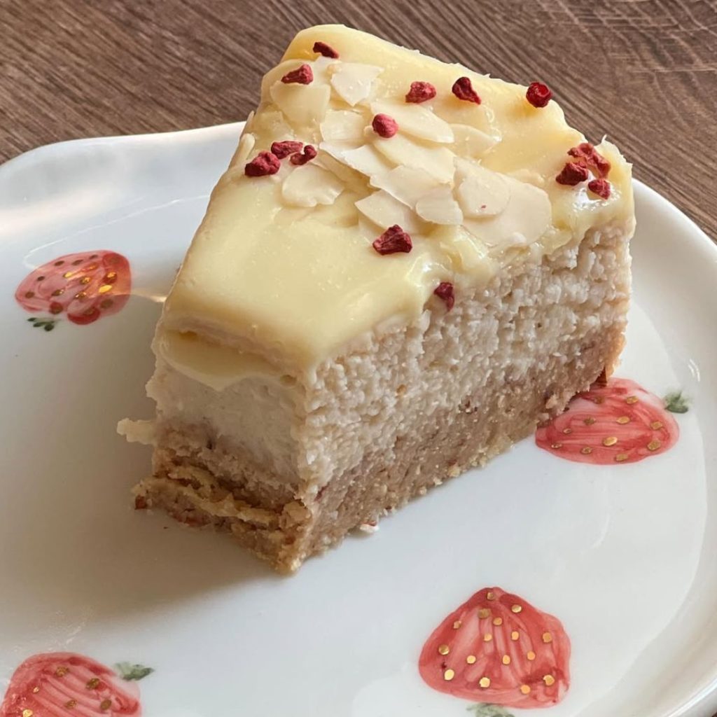 Raffaello torta – Savršen spoj kokosa, badema i bele čokolade