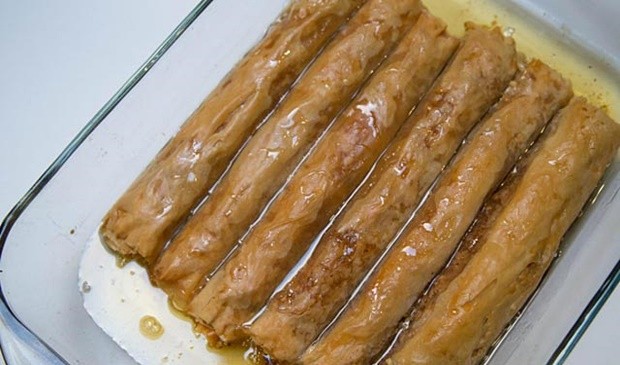 SOČNA BAKLAVA SA ŠLJIVAMA: Prste da poližeš, a lako se pravi